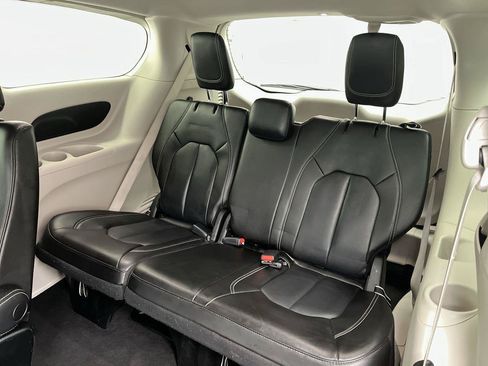 Used 2023 Chrysler Pacifica Touring-L FWD image 12