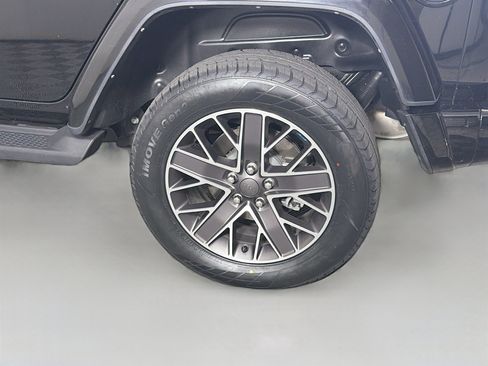Used 2023 Jeep Wrangler Unlimited Sahara AWD/4WD image 11