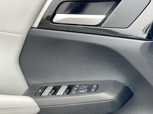 Used 2025 Mitsubishi Outlander AWD image 7