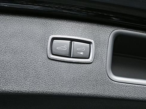 Certified 2025 Porsche Macan image 31