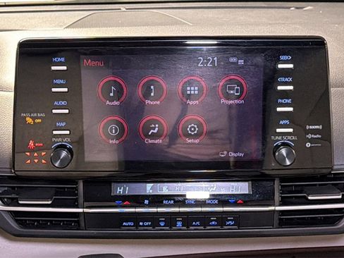 Used 2024 Toyota Sienna LE image 17