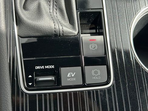 Used 2025 Toyota Sienna XLE Woodland Edition image 35