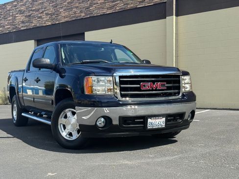 Used 2007 GMC Sierra 1500 SLE w/ SLE2 Preferred Package RWD image 2
