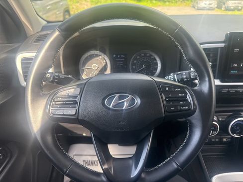 Used 2022 Hyundai Venue Limited FWD image 18