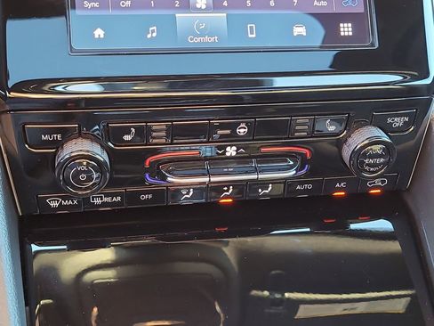 New 2025 Jeep Grand Cherokee Altitude image 24