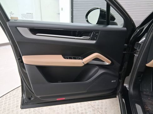 Certified 2024 Porsche Cayenne Coupe AWD/4WD image 25