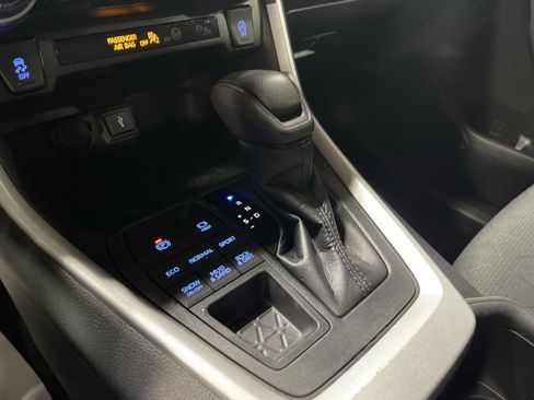 Used 2022 Toyota RAV4 XLE w/ Carpet Mat Package (TMS) image 23
