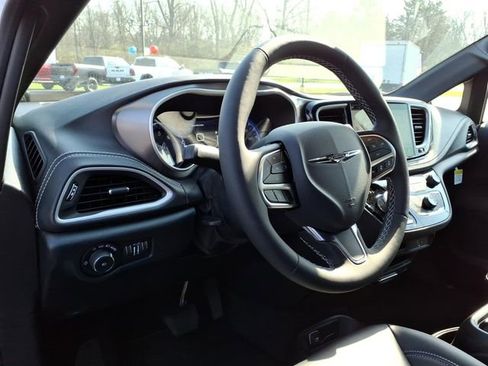 New 2026 Chrysler Pacifica Select image 14