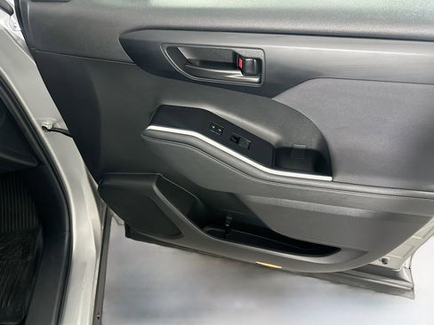 Used 2023 Toyota Highlander LE image 33