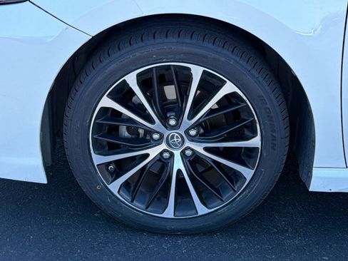 Used 2018 Toyota Camry FWD image 9