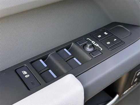 New 2026 Land Rover Defender 110 X-Dynamic SE image 17