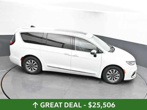 Used 2023 Chrysler Pacifica Limited FWD image 39