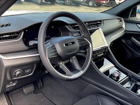 New 2025 Jeep Grand Cherokee Altitude AWD/4WD image 7