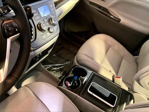 Used 2017 Toyota Sienna XLE w/ XLE Navigation Package AWD/4WD image 17