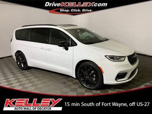 Used 2023 Chrysler Pacifica Limited w/ Uconnect Theater Family Group AWD/4WD image 1