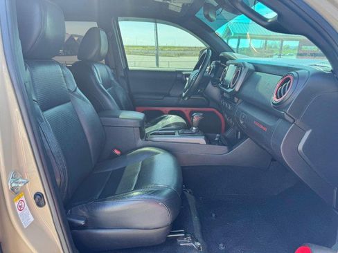 Used 2020 Toyota Tacoma TRD Sport w/ TRD Premium Sport Package AWD/4WD image 14