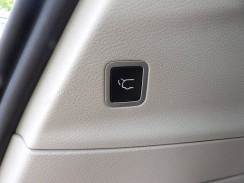 Used 2019 Chrysler Pacifica Touring-L FWD image 6