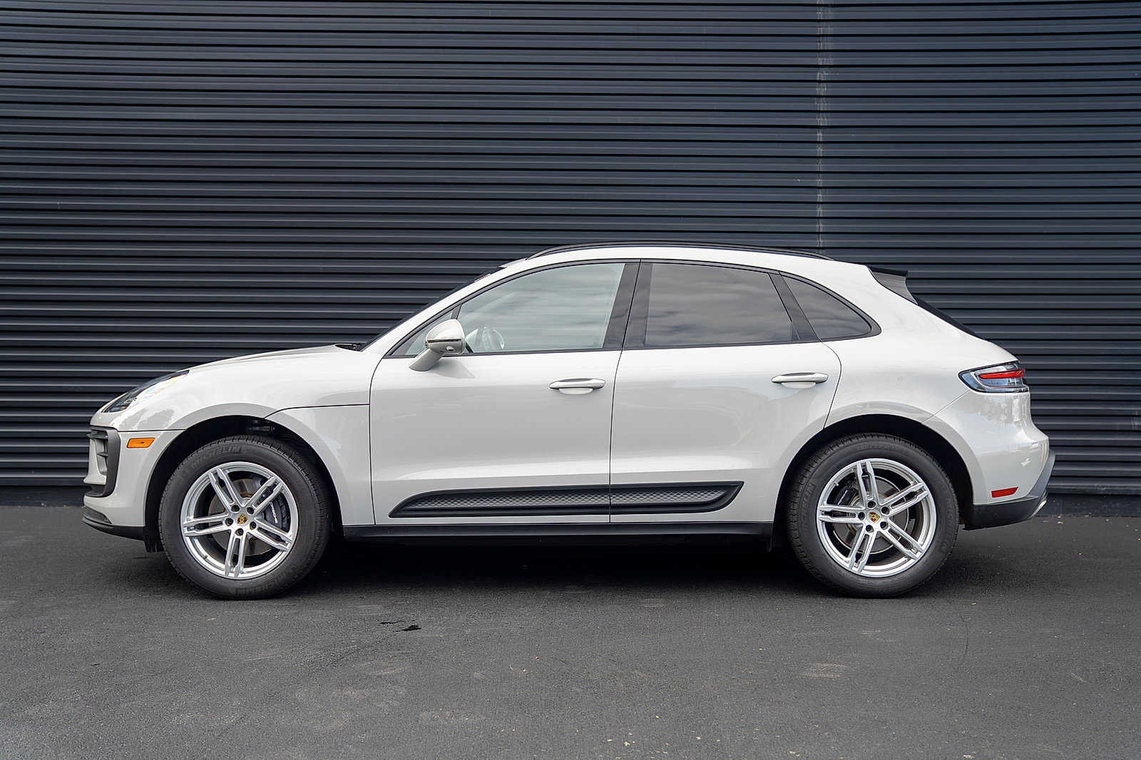 Used 2026 Porsche Macan AWD/4WD image 2