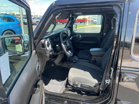 Used 2025 Jeep Wrangler Unlimited Sahara AWD/4WD image 21