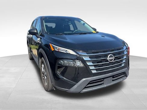 Used 2024 Nissan Rogue S AWD/4WD image 2