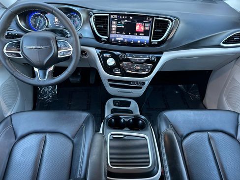 Used 2024 Chrysler Pacifica Touring-L image 10