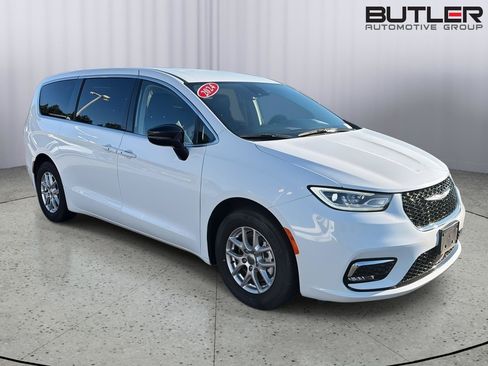 Used 2024 Chrysler Pacifica Touring-L FWD image 8
