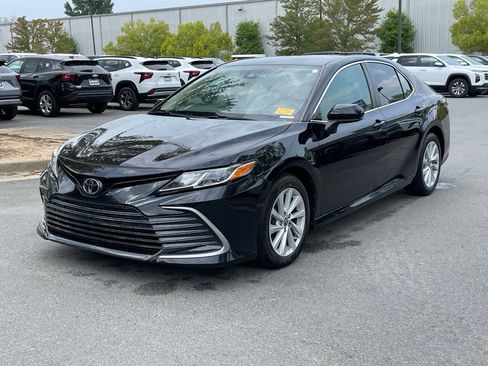Used 2022 Toyota Camry LE FWD image 3
