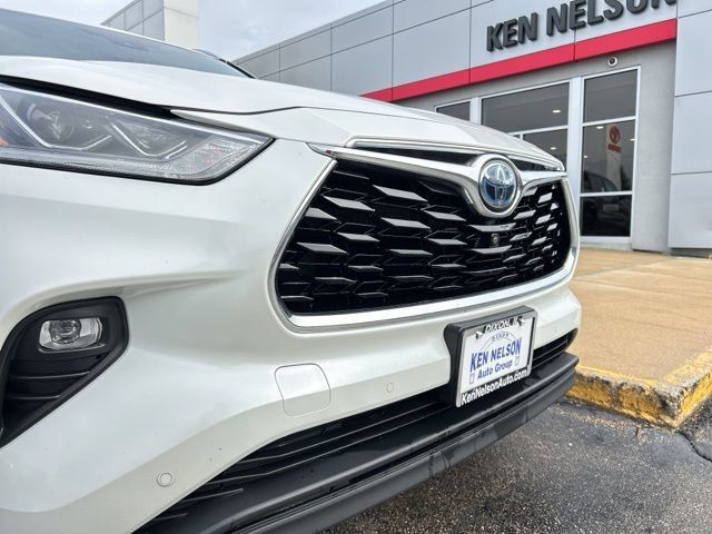 Used 2021 Toyota Highlander Limited AWD/4WD image 4
