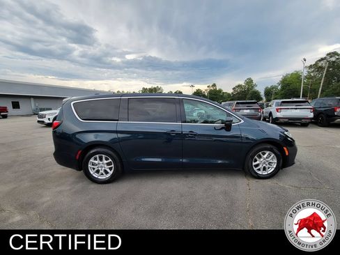 Used 2023 Chrysler Pacifica Touring-L FWD image 6