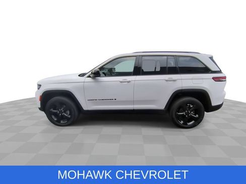 Used 2023 Jeep Grand Cherokee Altitude AWD/4WD image 5