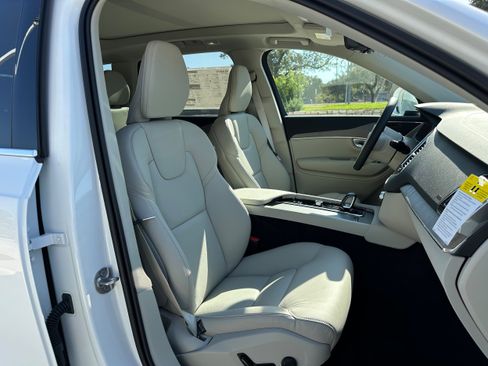 Certified 2025 Volvo XC90 T8 Plus w/ Protection Package Premier AWD/4WD image 8