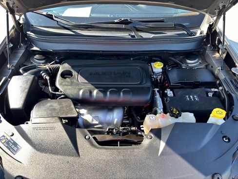 Used 2019 Jeep Cherokee Latitude w/ Popular Appearance Group image 10