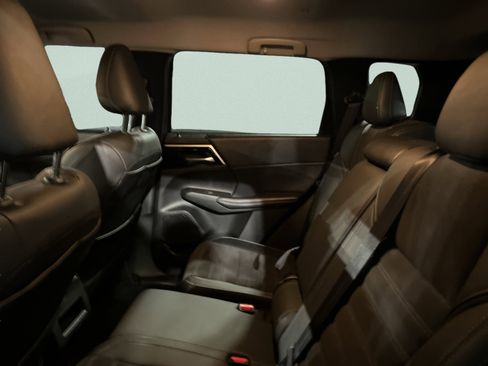 Used 2024 Mitsubishi Outlander SE image 43