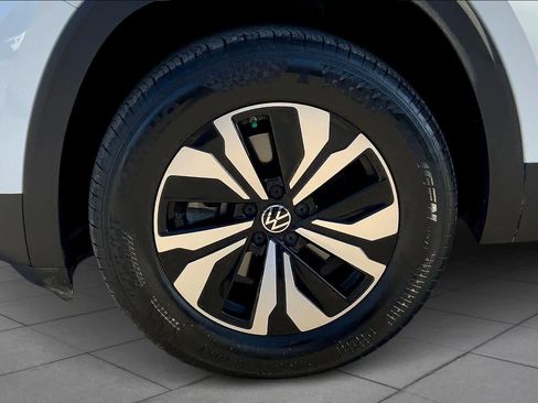 Certified 2024 Volkswagen Atlas SE image 19