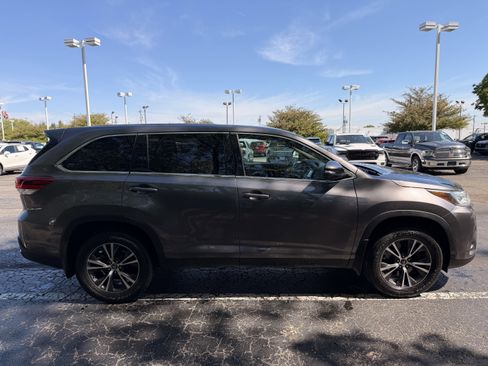 Used 2019 Toyota Highlander LE FWD image 2