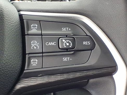 Used 2023 Jeep Grand Cherokee Altitude image 11