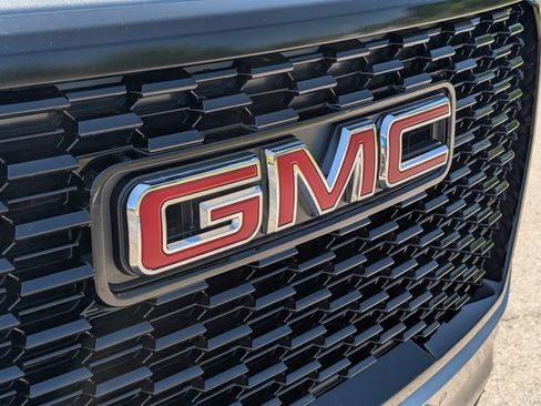 Used 2023 GMC Yukon SLT AWD/4WD image 13