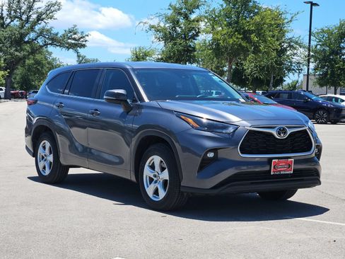 Certified 2025 Toyota Highlander LE FWD image 7