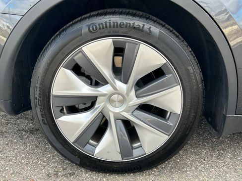 Used 2024 Tesla Model Y 2WD image 44