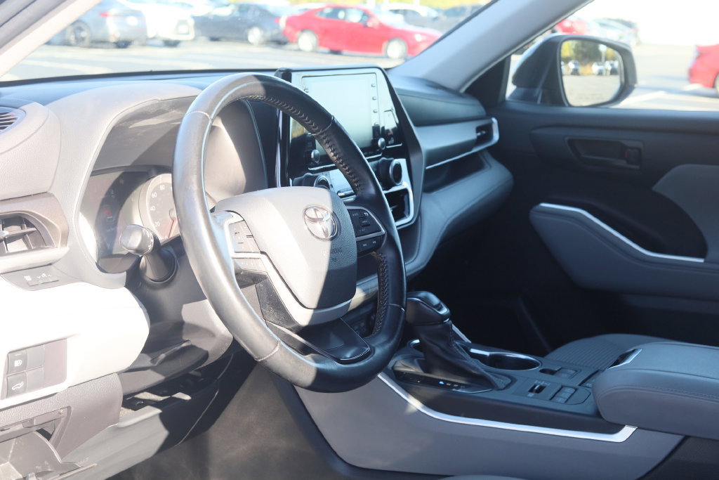 Used 2022 Toyota Highlander LE AWD/4WD image 9