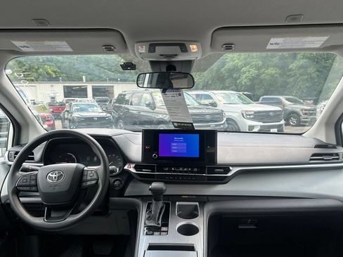 Used 2025 Toyota Sienna LE AWD/4WD image 24