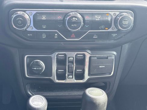Used 2022 Jeep Gladiator Sport AWD/4WD image 11