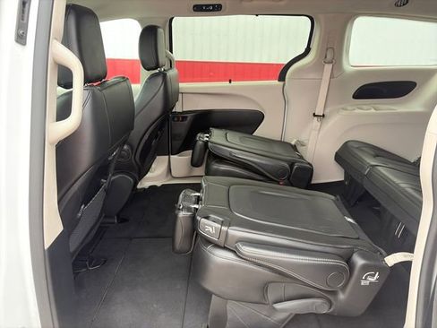 Used 2024 Chrysler Pacifica Touring-L FWD image 40