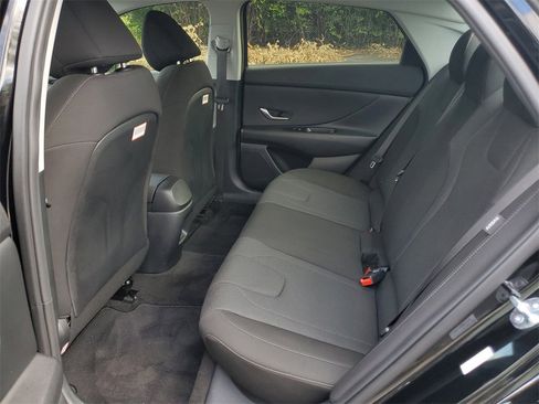 Used 2025 Hyundai Elantra SE image 23