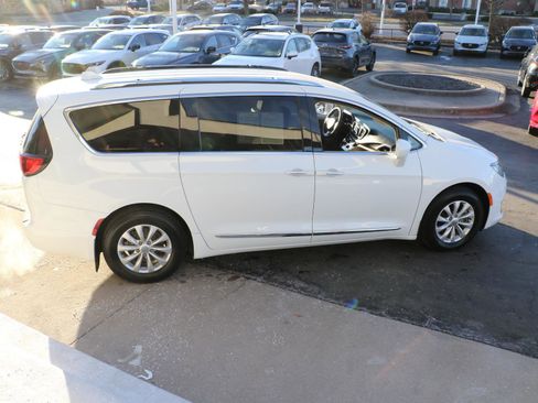 Used 2018 Chrysler Pacifica Touring-L image 5