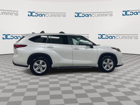 Used 2023 Toyota Highlander LE FWD image 9