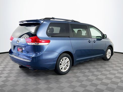 Used 2014 Toyota Sienna XLE image 32