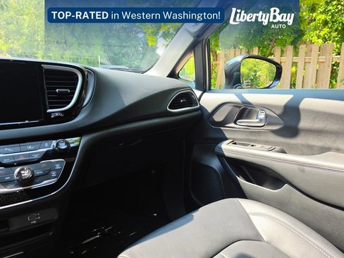 Used 2026 Chrysler Pacifica Select FWD image 17