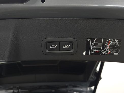 Used 2022 Volvo XC40 T5 Momentum w/ Premium Package image 8