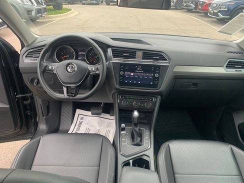 Used 2020 Volkswagen Tiguan SE w/ Panoramic Sunroof Package FWD image 9